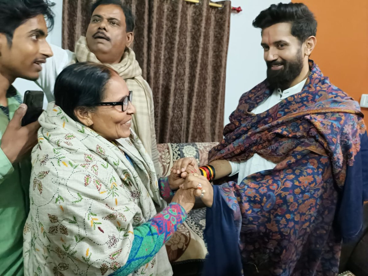 LJP4India's tweet photo. हाजीपुर के फतेहपुर में लोक जनशक्ति पार्टी (रामविलास) के राष्ट्रीय अध्यक्ष आदरणीय श्री @iChiragPaswan जी ने पत्रकार श्री धीरज शर्मा जी के आवास पर उनके परिवार के सदस्यों से मुलाकात की। https://t.co/6VdrVSEDLh
