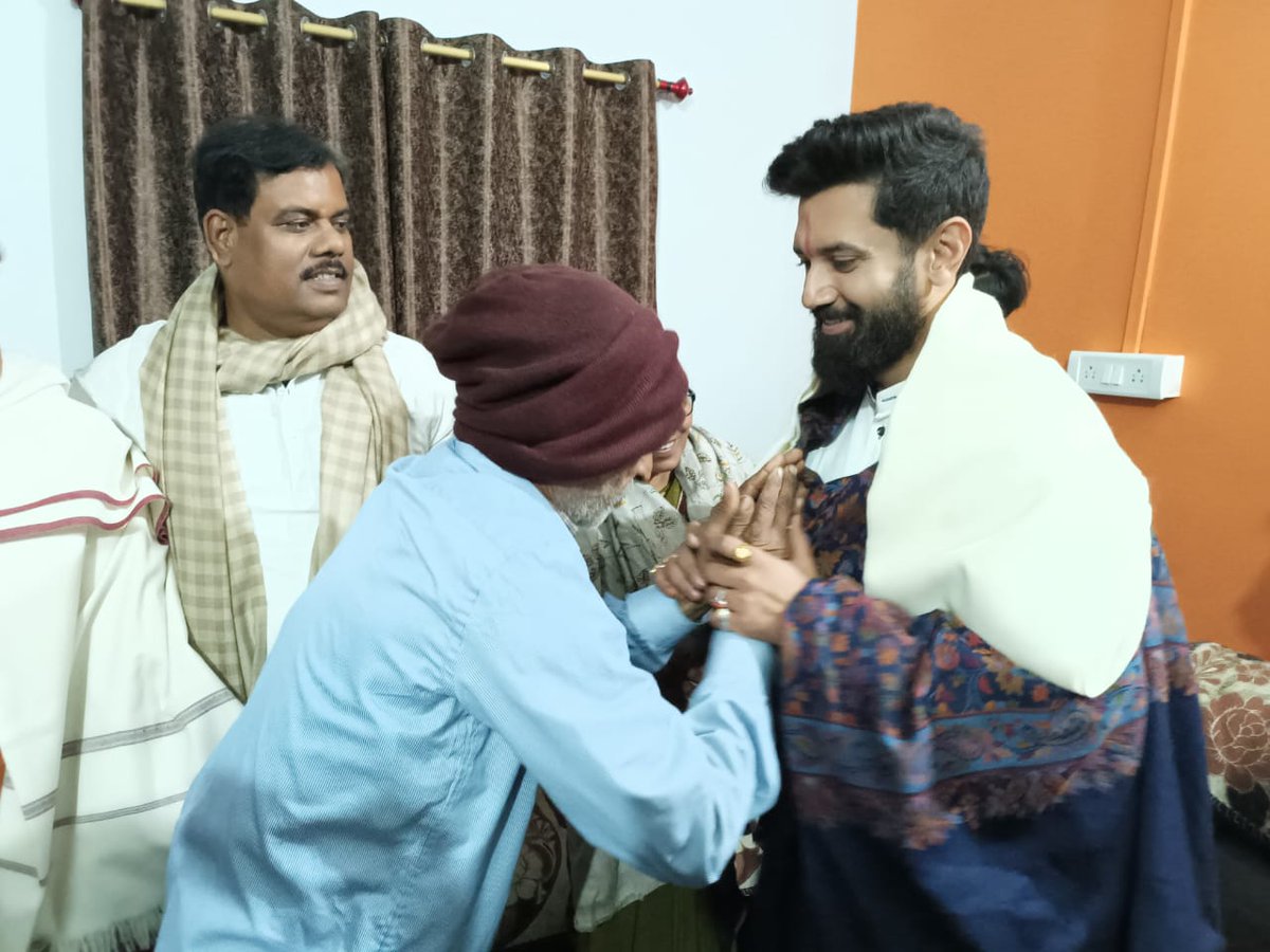 LJP4India's tweet photo. हाजीपुर के फतेहपुर में लोक जनशक्ति पार्टी (रामविलास) के राष्ट्रीय अध्यक्ष आदरणीय श्री @iChiragPaswan जी ने पत्रकार श्री धीरज शर्मा जी के आवास पर उनके परिवार के सदस्यों से मुलाकात की। https://t.co/6VdrVSEDLh