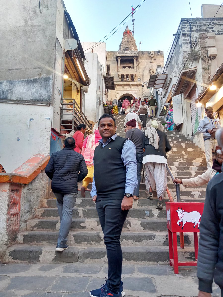 DrKumar_R's tweet photo. @MU_Rajkot team picnic tour 2023.

1. #Dwarkadhish holy temple
2. #Shivrajpur_Beach 

@iskcon https://t.co/RVDPZl6o0d