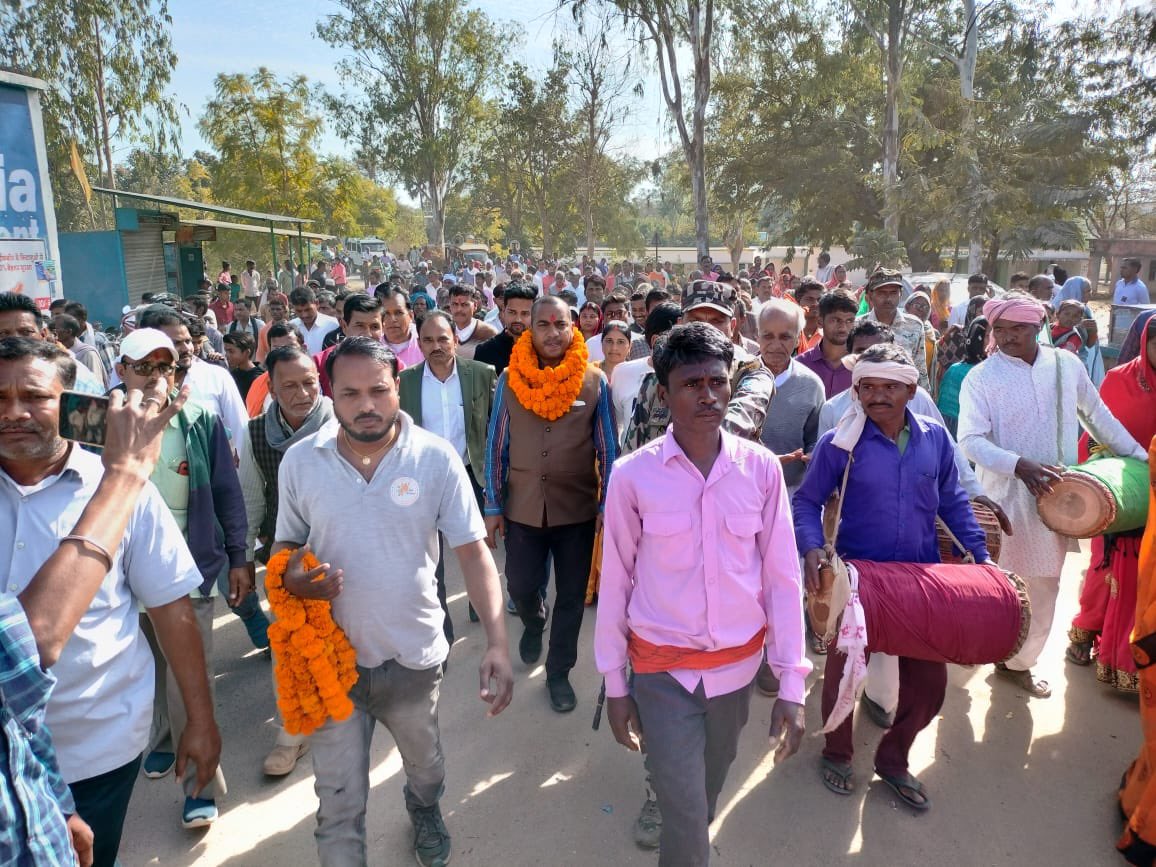 ShahiPratap's tweet photo. विकास के पथ पर भवनाथपुर मेरा क्षेत्र ...

विपरीत परिस्थिति में भी हौसला नहीं छोड़ा और विकास का दो दो पथ १. मकरी से सिंघीताली २. रोहिणिया से गरबाँध घाटी तक कालीकरण पथ का शिलान्यास किया गया .. जनता के वर्षों पुराना माँग को पूरा होने से मुझे भी जनता के साथ साथ अपार ख़ुशी हो रही है . https://t.co/79e5kZ8YsX