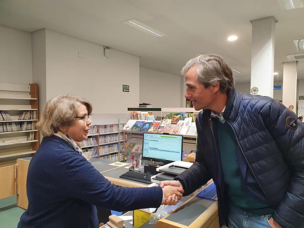 📚 Esta semana estuve visitando la biblioteca Almudena Grandes.

Me comprometí con los usuarios que pude saludar 🤗 a ampliar los fondos bibliográficos 📖.

🗣️ Los libros son la mayor escalera social y una de las grandes puertas de la libertad.

#ReactivemosAlcorcón 🔵