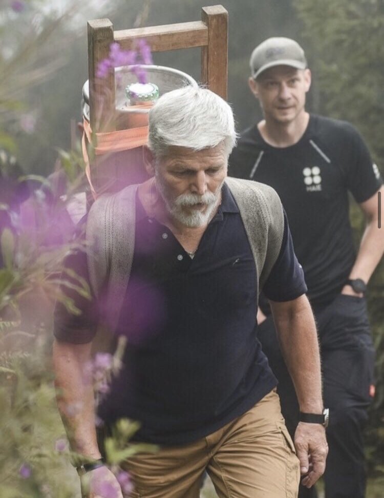 Pivnifilosof's tweet photo. Czechs have elected @general_pavel , the "Čadest" bloke ever for president. Here he is carrying a keg of beer up a mountain. https://t.co/HNjMmdyK0m