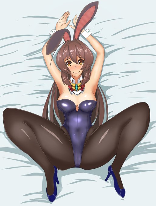 バニーの恰好に興奮した創ちゃんにベッドに押し倒されるもまんざらではないむしろ期待している的な真理奈 