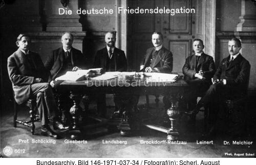 PropylaeumAnt's tweet photo. La delegación alemana para las negociaciones de paz que pondrían fin a la I Guerra Mundial en Versalles (1919).

@BundesarchivD Bild 146-1971-037-34 https://t.co/IeHmN25oa1