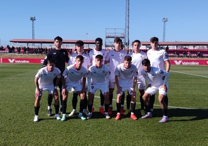 FINAL | Clara victoria en División de Honor Juvenil en la ciudad deportiva:

#SevillaFCJuvA 4-0 <a href="/CD26_de_Febrero/">CD 26 De Febrero</a>

⚽ Mario, Iván Salgero, Iker Muñoz y José Antonio.

#CanteraSevillaFC