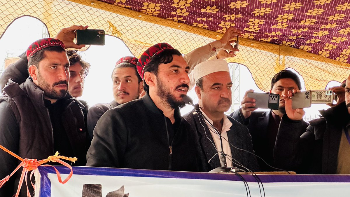 ManzoorPashteen's tweet photo. آج خیبر میں لاپتہ افراد کے لئے پی ٹی ایم خیبر کا احتجاجی کیمپ۔
خیبر کے سینکڑوں لاپتہ افراد کے خاندانوں کے ممبرز نے کیمپ میں شرکت کی۔
کسی بھی ریاستی ادارے یا حکومت نے لاپتہ افراد کے مسلے کو حل کرنے کے لئے سنجیدگی نہیں دکھائی ہے۔
#JusticeForMissingPersons 
#EndEnforceDisappearances https://t.co/WoFk7pjkK4