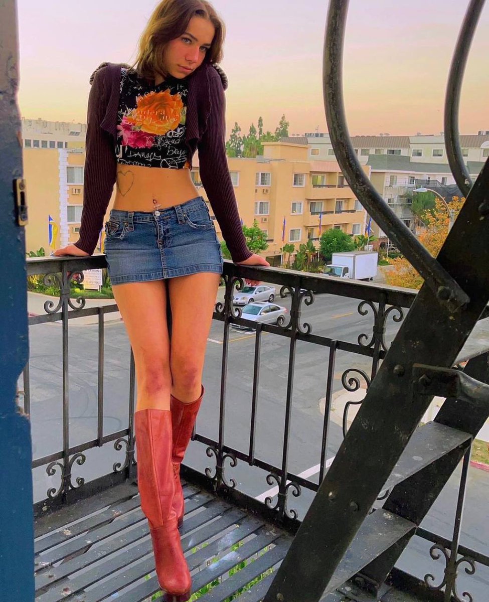 link in bio to see more of me 💗