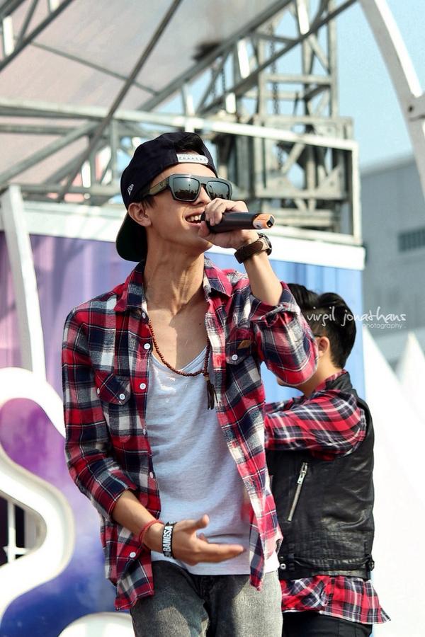 @flxieu "Kau buatku gerah ini lebih dari sekedar rasa atau ilusi semata. Kau buatku bergairah, kau buatku saja, kau buatku saja, kau buatku saja. Gara gara gara kamu aku mabuk kepayang. Kali kali kali kali aja kau juga sayang"