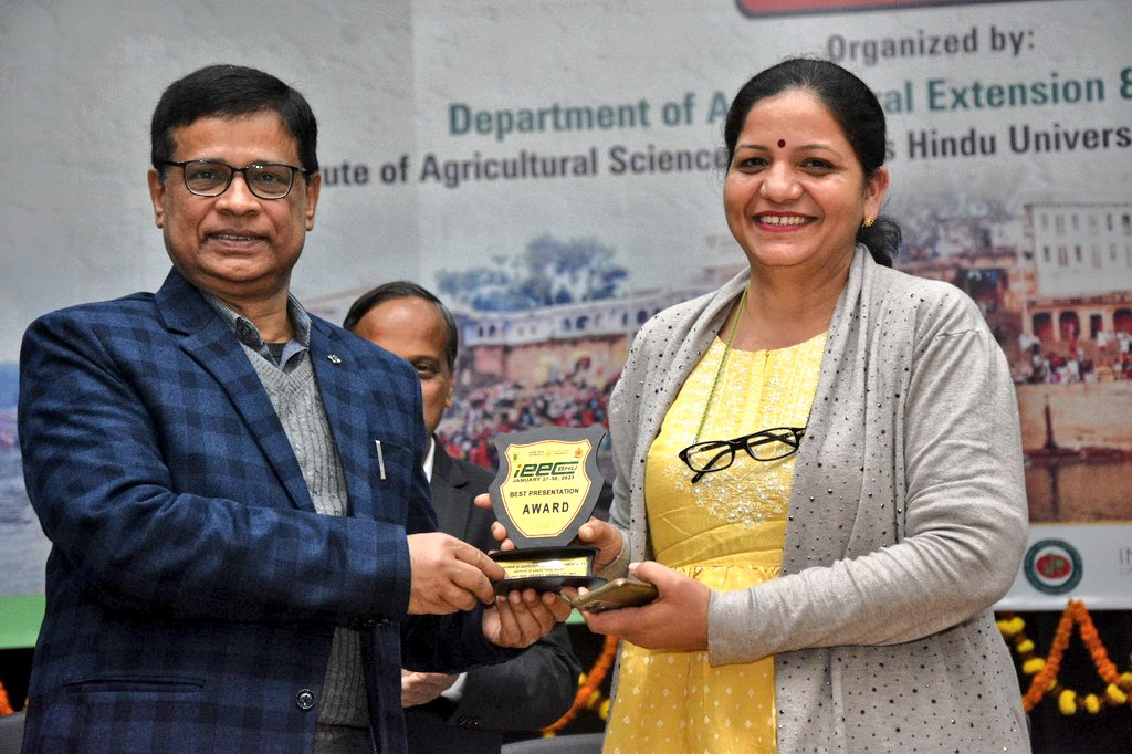 ext_edu_bhu's tweet photo. चार दिवसीय अंतरराष्ट्रीय प्रसार शिक्षा सम्मेलन के समापन समारोह में पोस्टर और ओरल प्रेजेंटेशन के विजेताओं को 
@registrarbhu @RGU1984 @directoragbhu ने अवार्ड प्रदान कर सम्मानित किया। https://t.co/kEO1KYxPSD