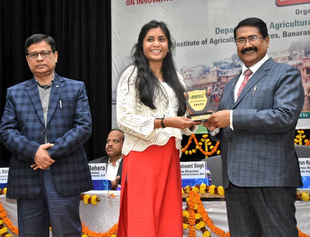 ext_edu_bhu's tweet photo. चार दिवसीय अंतरराष्ट्रीय प्रसार शिक्षा सम्मेलन के समापन समारोह में पोस्टर और ओरल प्रेजेंटेशन के विजेताओं को 
@registrarbhu @RGU1984 @directoragbhu ने अवार्ड प्रदान कर सम्मानित किया। https://t.co/kEO1KYxPSD