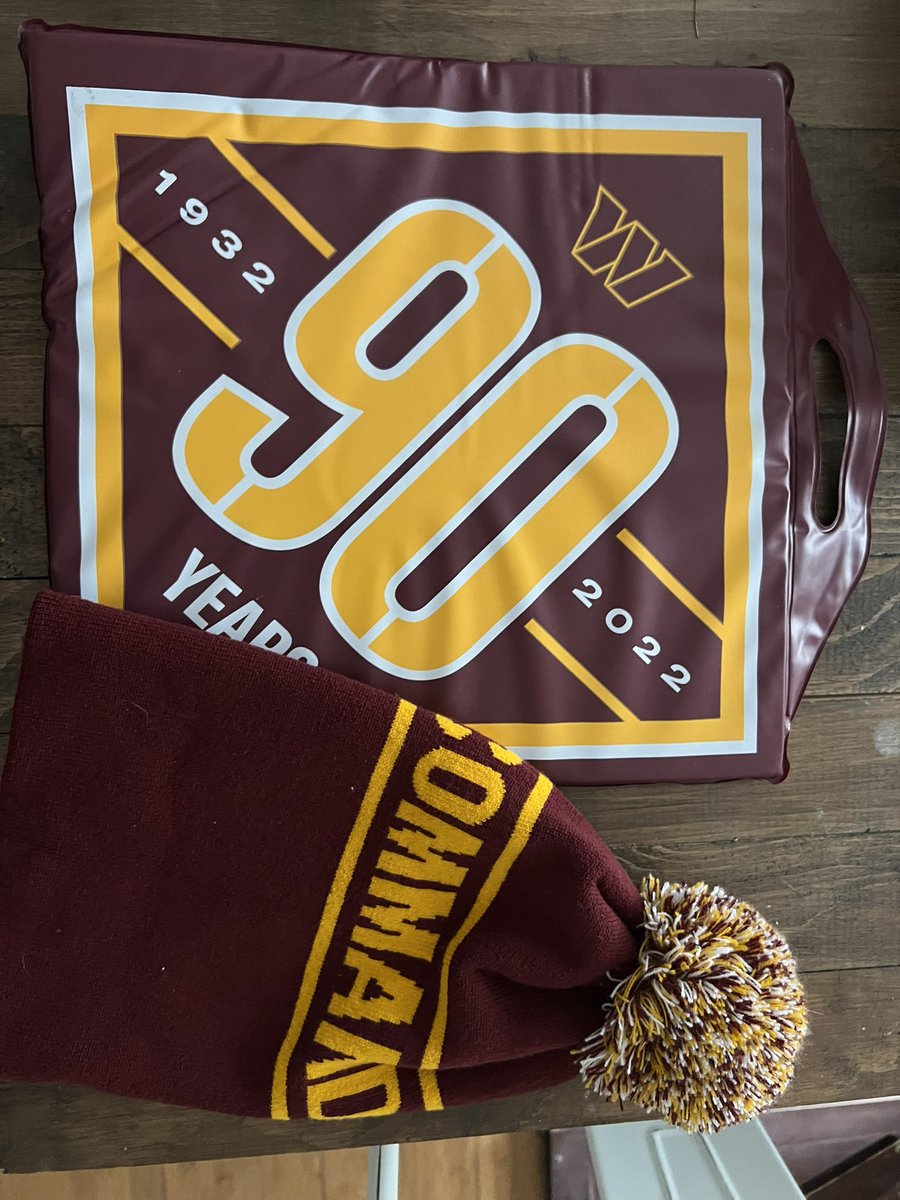 Grassi_Johnny's tweet image. 🚨GIVEAWAY🚨 

I’ve got a special 90th Anniversary Seat Cushion that my work bag had been laying on and brand new Commanders beanie. Great time to rock during our winter divisional games.

RT for a chance to win! 

#HTTC