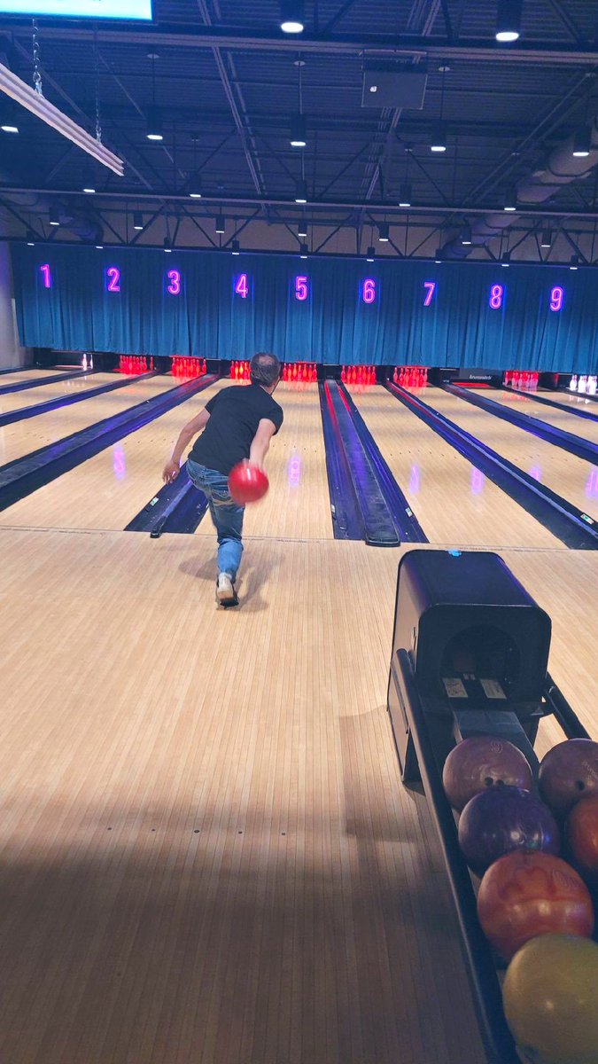 UMMC_AnatomyPhD's tweet photo. Our grad students took Dr. Notebaert bowling on Friday as a way to say goodbye and good luck as he moves on to his new position in Illinois. He is going to be missed! https://t.co/YgLsfJbyja