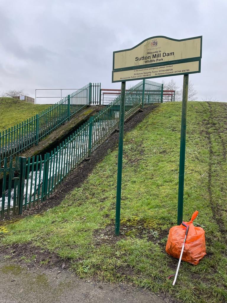 MrChrisFoy's tweet photo. Morning walk &amp; litter pick #MillDam #SuttonLeach #StHelens #Litter #CleanUp https://t.co/MKC9vbWcOa