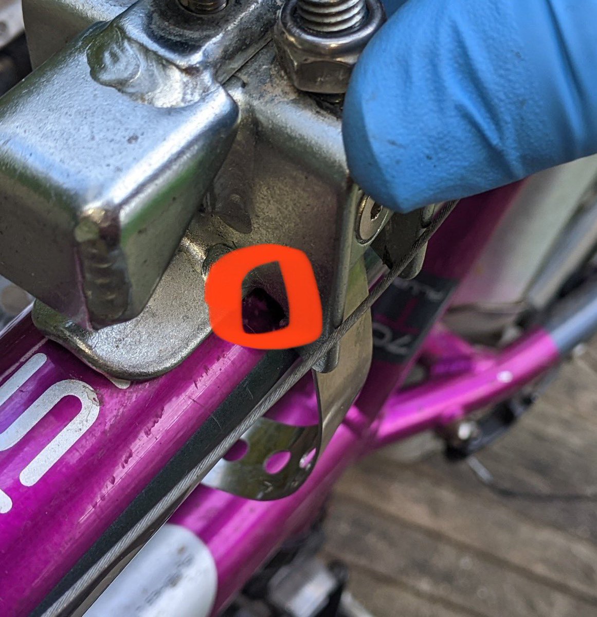 FollowMeTandem's tweet photo. @SciAnsell Dave, no need to get your file out. There is a groove cut into the clamp to allow the cable to run through here https://t.co/elSDBIhFXC