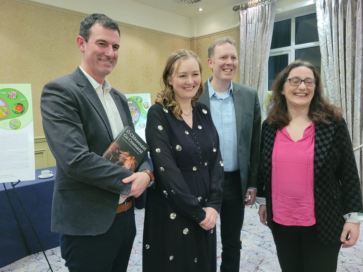 eadaoin_ni's tweet photo. Ócáid álainn aréir! Táim ana-shásta go raibh an deis againn teacht le chéile agus saothar na n-údar sa chnuasach seo a cheiliúradh. Mo bhuíochas ó chroí le @CumannMerriman, le @Clo_Leann, le Gearóid Mac Donncha @RTERnaG a rinne an seoladh agus le gach duine a bhí linn. https://t.co/Jnh5u4YbFC
