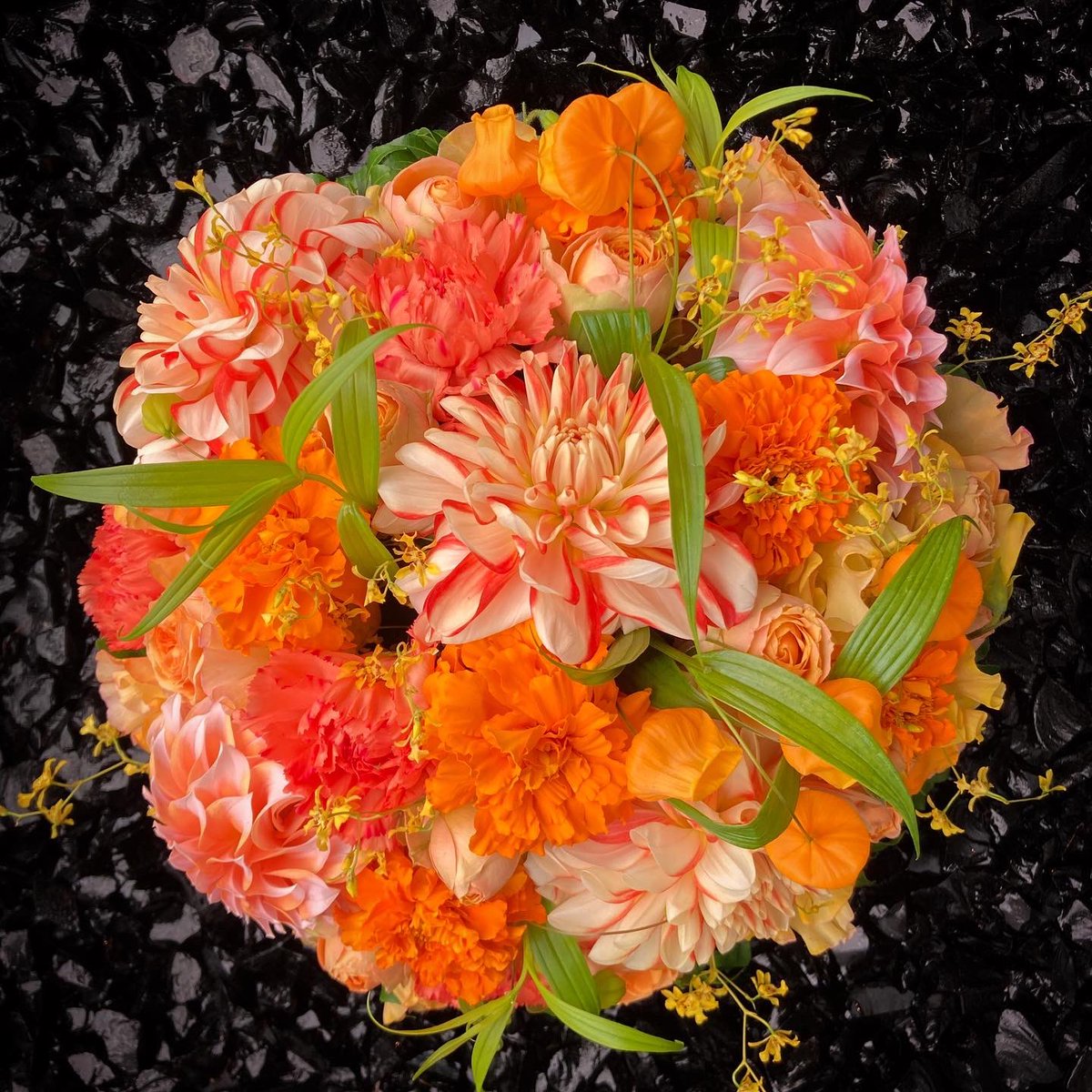 AtelierEnki's tweet photo. orange arrangement
#flowers #flowerdesigner
#flowerartist #flowerdesign
#フラワーデザイナー
#フラワーデザイン
#名古屋 #Nagoya #八事 #yagoto
#花屋 #花のある暮らし
#orange #Dahlia
@atelier_enki
@flowers_retreat_enki https://t.co/YUklTkDUkr