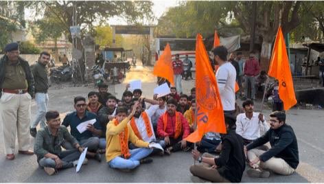 iAshwani_Sharma's tweet photo. गुजरात में पंचायत सेवा पसंदगी मण्डल द्वारा आयोजित जूनियर क्लार्क परीक्षा के पेपरलीक के विरोध में प्रदर्शन करते विविध जिलो के कार्यकर्ता #आनंदम #Paperleak https://t.co/SUjMhcE166