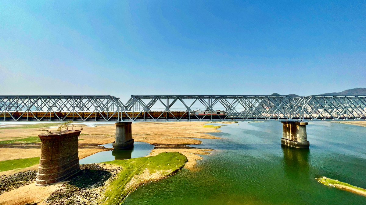 JatinBhhavsar's tweet photo. #BZA2023 #missyousachin #vijaywada #krishnariver #bridge #shotonapple #apple #iphone #shotoniphone13promax #trainspotting #railfanning #indianrailways #bhartiyarail #instarailfans #instarail #instarailfanning https://t.co/yPX4Osrc40