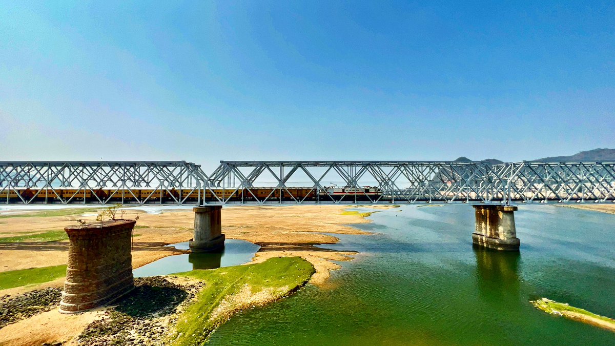 #BZA2023 #missyousachin #vijaywada #krishnariver #bridge #shotonapple #apple #iphone #shotoniphone13promax #trainspotting #railfanning #indianrailways #bhartiyarail #instarailfans #instarail #instarailfanning