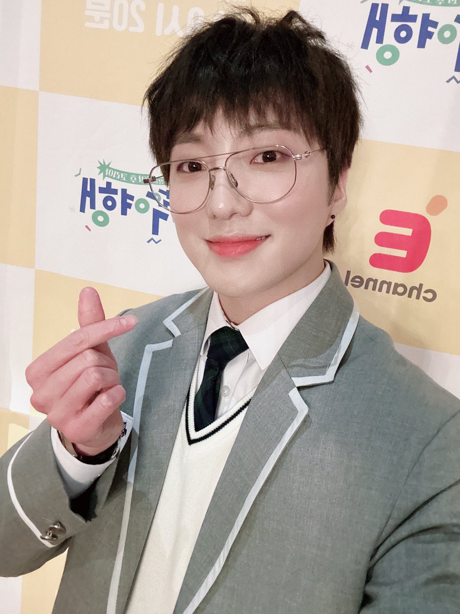 forhappywinner's tweet photo. 💙수학여행💙
승유니 보려고 보기 시작했지만
정말 재밌고 감동적이고
많이 배우고 느꼈던 프로그램👍
앞으로도 좋은 프로그램에
많이 많이 참여해주길 바라🙏🏻
강승윤으로 인해 얻은 소소한 행복 또 하나☝️
#MBN #Echannel #방과후코리아 #수학여행 #강승윤 #위너 https://t.co/Qj3HTHded1