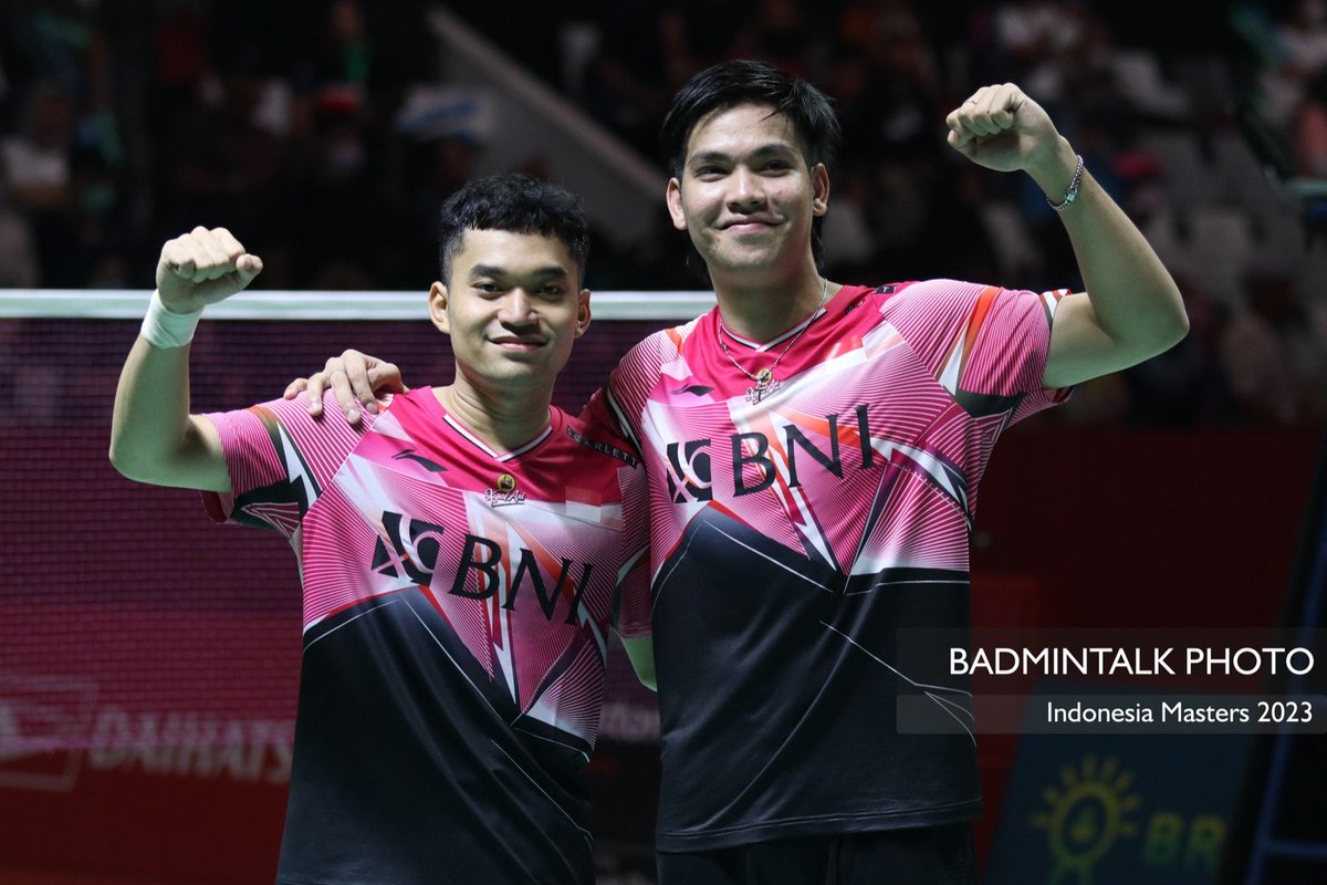 jokowi's tweet photo. Indonesia berjaya di ganda putra kejuaraan bulutangkis Indonesia Masters 2023. Pasangan muda Leo Rolly Carnando/Daniel Marthin tampil sebagai juara dengan mengalahkan He Ji Ting/Zhou Hao Dong dari Tiongkok dalam final di Istora Senayan, hari ini.
Selamat untuk Leo dan Daniel. https://t.co/2KQGifF0u0
