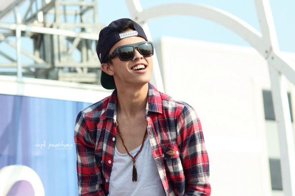 @flxieu " kau buat gerahh, ini lebih dari sekedar rasa. Atau ilusi semata. . . Kau buat ku bergairah" 

Tersenyum melambaikan tangan dan mengedipkan mata ke para penggemar karena penampilan mau selesai

"Kau buatku sajaa.. Kau buatku saja.. Kau buatku sajaaa"