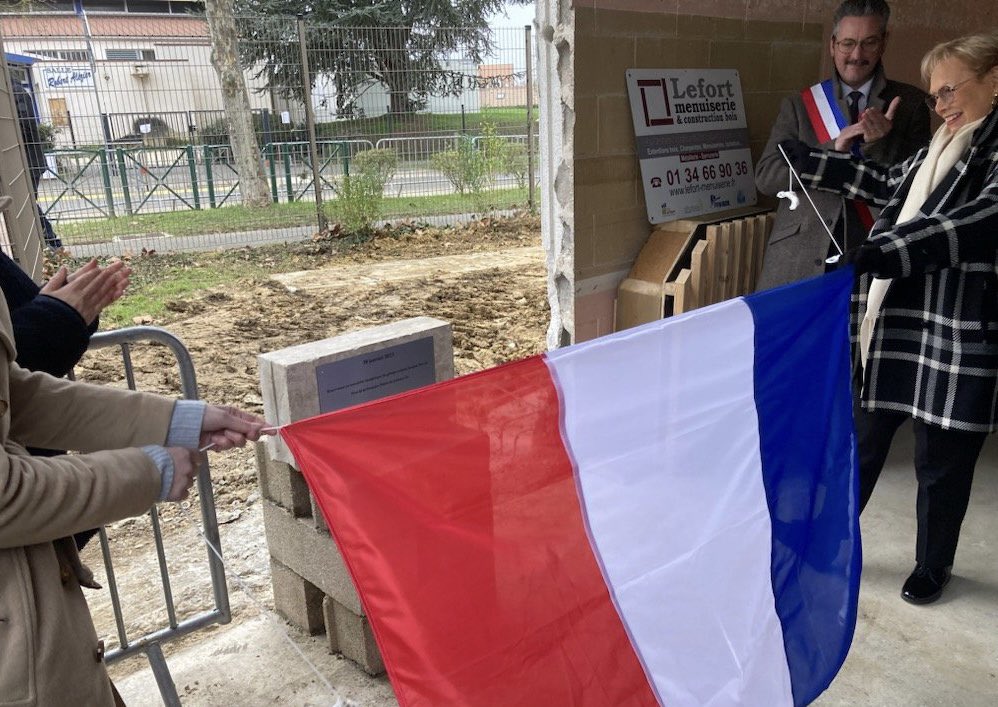 RNational_95's tweet photo. Pose de la première pierre du Groupe scolaire de #Mours ce matin avec notre conseiller régional @JBaptiste_Marly un très beau projet de rénovation en transition énergétique 🇲🇫 https://t.co/I2ONoQfsRG