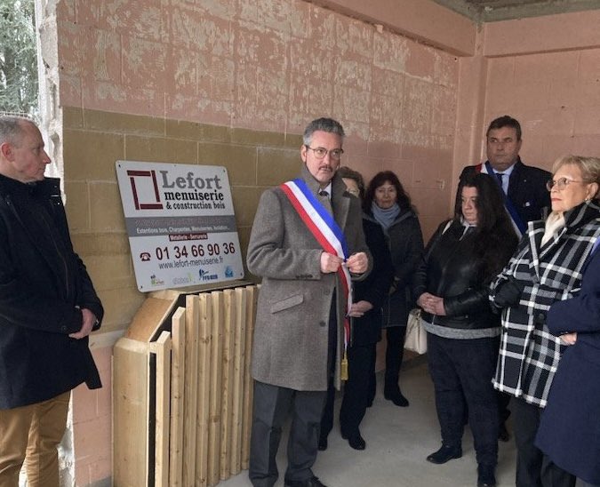 RNational_95's tweet photo. Pose de la première pierre du Groupe scolaire de #Mours ce matin avec notre conseiller régional @JBaptiste_Marly un très beau projet de rénovation en transition énergétique 🇲🇫 https://t.co/I2ONoQfsRG