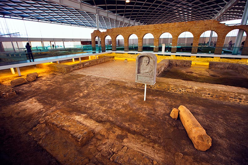 ¡Buen domingo! ¿Sabías que uno de los aspectos principales de la arquitectura del palacio de La Olmeda fue su pórtico de entrada? El acceso tenía un aspecto monumental con un pórtico columnado flanqueado por sendas torres octogonales. ¡Os esperamos!  +Info villaromanalaolmeda.com