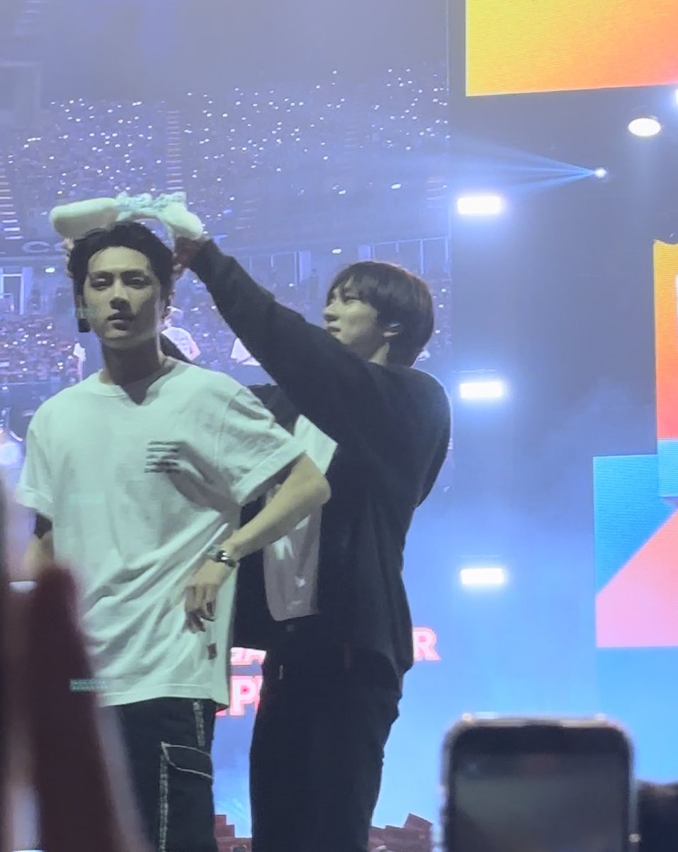 njaymeow's tweet image. ฟินมาก T . T จองวอนล็อกเป้าหมายมาแต่ใส่บนหัวพี่เจย์เลย