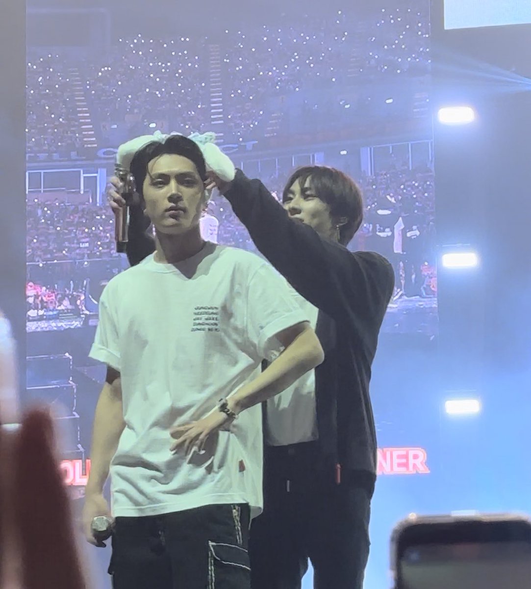 njaymeow's tweet image. ฟินมาก T . T จองวอนล็อกเป้าหมายมาแต่ใส่บนหัวพี่เจย์เลย