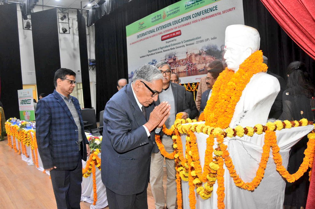 ext_edu_bhu's tweet photo. चार दिवसीय अंतरराष्ट्रीय प्रसार शिक्षा सम्मेलन के समापन समारोह में उपस्थित कृषि वैज्ञानिकों, किसानों व विद्यार्थियों को आर ए यू के पूर्व कुलपति प्रोफेसर जी. त्रिवेदी जी ने संबोधित किया। https://t.co/iVPpClohi8