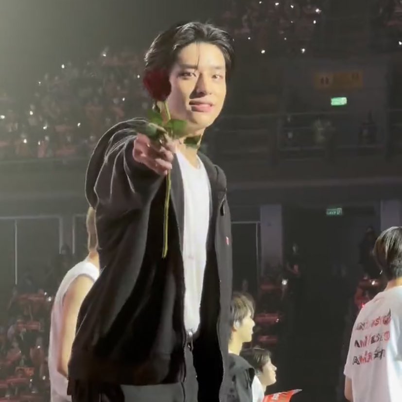 15ARCHIVEz's tweet photo. it's not the rose i want...
 #ENHYPEN_JAKE #제이크 https://t.co/sSue55uncx