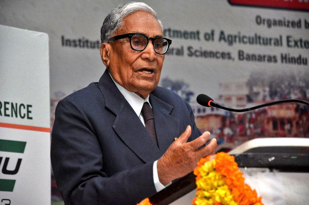 ext_edu_bhu's tweet photo. चार दिवसीय अंतरराष्ट्रीय प्रसार शिक्षा सम्मेलन के समापन समारोह में उपस्थित कृषि वैज्ञानिकों, किसानों व विद्यार्थियों को आर ए यू के पूर्व कुलपति प्रोफेसर जी. त्रिवेदी जी ने संबोधित किया। https://t.co/iVPpClohi8
