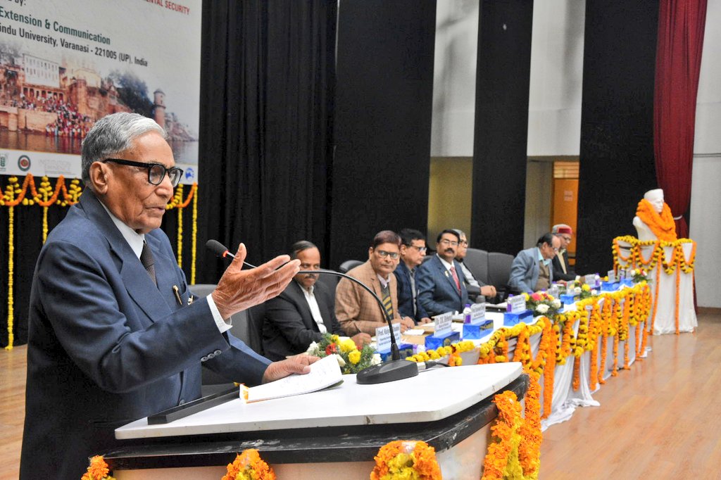 ext_edu_bhu's tweet photo. चार दिवसीय अंतरराष्ट्रीय प्रसार शिक्षा सम्मेलन के समापन समारोह में उपस्थित कृषि वैज्ञानिकों, किसानों व विद्यार्थियों को आर ए यू के पूर्व कुलपति प्रोफेसर जी. त्रिवेदी जी ने संबोधित किया। https://t.co/iVPpClohi8