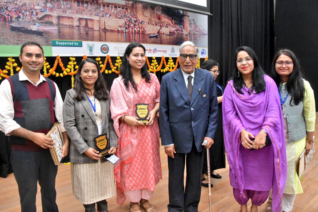 ext_edu_bhu's tweet photo. चार दिवसीय अंतरराष्ट्रीय प्रसार शिक्षा सम्मेलन के समापन समारोह में उपस्थित कृषि वैज्ञानिकों, किसानों व विद्यार्थियों को आर ए यू के पूर्व कुलपति प्रोफेसर जी. त्रिवेदी जी ने संबोधित किया। https://t.co/iVPpClohi8