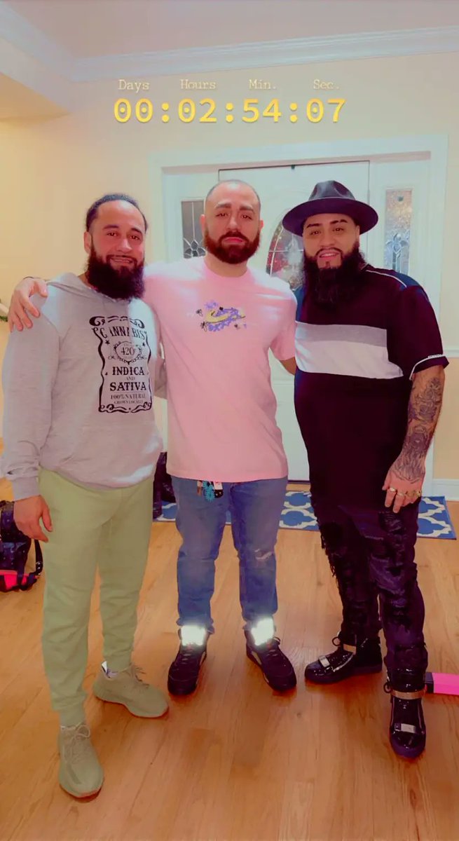 Angel84624486's tweet photo. Me and the cousins how I'm the tallest but the youngest ;)- good genes https://t.co/JCkiN3Xvds