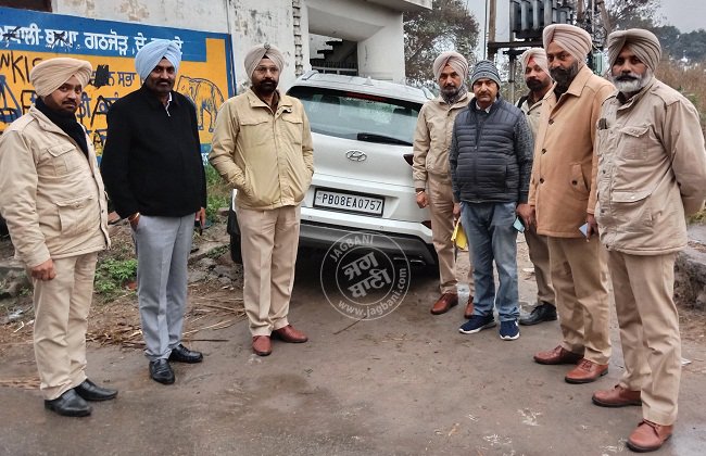 JagbaniOnline's tweet image. ਗੰਨ ਪੁਆਇੰਟ 'ਤੇ ਲੁੱਟੀ ਕਾਰ ਪਿੰਡ ਕੋਟਲੀ ਨੇੜਿਓਂ ਬਰਾਮਦ, ਲੁਟੇਰੇ ਨਹੀਂ ਆਏ ਹੱਥ
jagbani.punjabkesari.in/doaba/news/loo…
#Hoshiarpur #TandaUrmar #GunPoint #Robbers #Car #Recovered