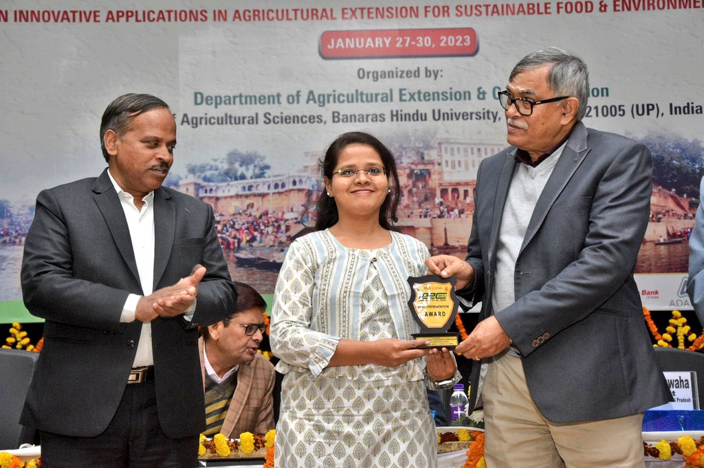 ext_edu_bhu's tweet photo. चार दिवसीय अंतरराष्ट्रीय प्रसार शिक्षा सम्मेलन के समापन समारोह में उपस्थित कृषि वैज्ञानिकों, किसानों व विद्यार्थियों को प्रोफेसर एम एम अधिकारी, पूर्व कुलपति, बीसीकेवी, वेस्ट बंगाल ने संबोधित किया। https://t.co/bcPawgrscc