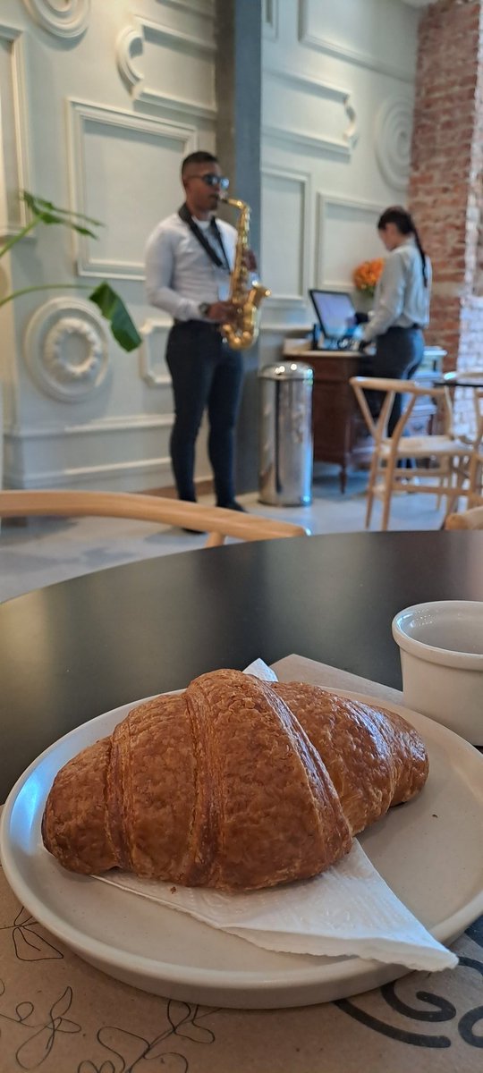 GastroValencia's tweet photo. Celebrando hoy 29/01 del día del croissants, en "Le Goûter" con música y un delicioso croissants https://t.co/TDcvy1Pu2X