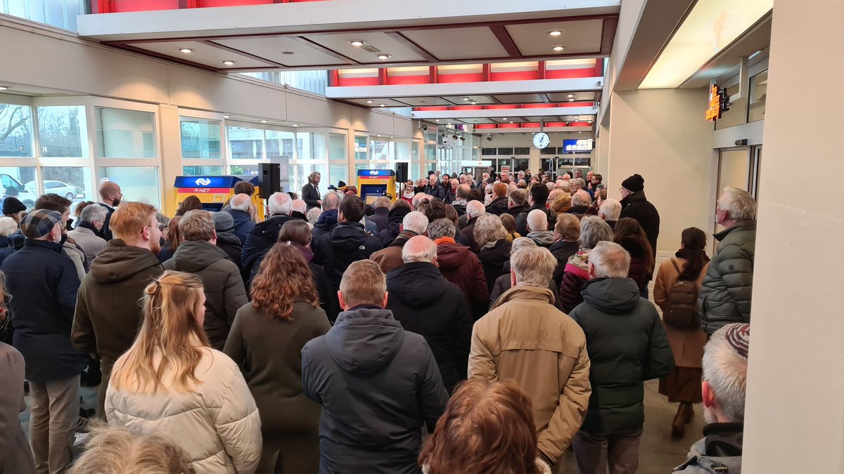 Timgeluk's tweet photo. Indrukwekkende holocaustherdenking vandaag in #Gouda. Op het treinstation, waar honderden Joden zijn weggehaald en in een vernietigingskamp zijn vermoord. Laten we in het heden weerwoord bieden aan facisme, antisemitiseme en onverdraagzaamheid in welke vorm dan ook. https://t.co/4spG8u1r2J