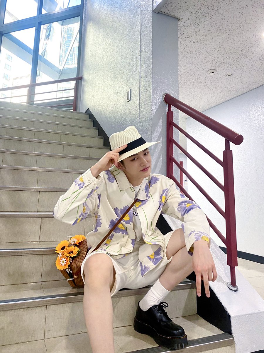 @shernxiaoting @oflntak <a href="/LeFerndell/">Le Ferndell</a> Dalam rangka hari yg sangat menyenangkan tapi ga menyenangkan jg sih karena saya bakal lepas nama chrysans di bio saya nantinya.

Mewakili teman-teman saya pengen memberikan sedikit buat kalian.