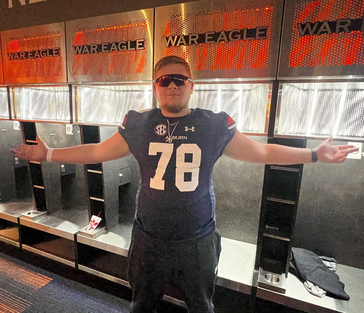 BryceHudson78's tweet photo. I had a great time @AuburnFootball yesterday. I wanna thank @CoachThornton61 @CoachBernardi74 @CoachA_AU for the great conversation and hospitality. TY #WarEagle NATION! Future is 🚀at #WDE #WarDamnEagle @ColePinkston @ITATJason @JLeeAULive @_JHokanson https://t.co/zuw0mQjN5N