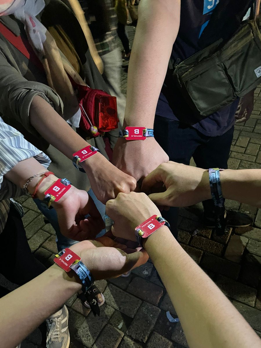 TributeToSheila's tweet photo. #SheilaOn7Day tadi malem. Ada yang nonton juga, ga? Masih belum bisa move on siih ini. Bakalan lama nih post concert syndrome-nya.

 Harusnya sih 7 hari, ya, durasinya 

😊👍🏻 https://t.co/sGiTfZqeRo