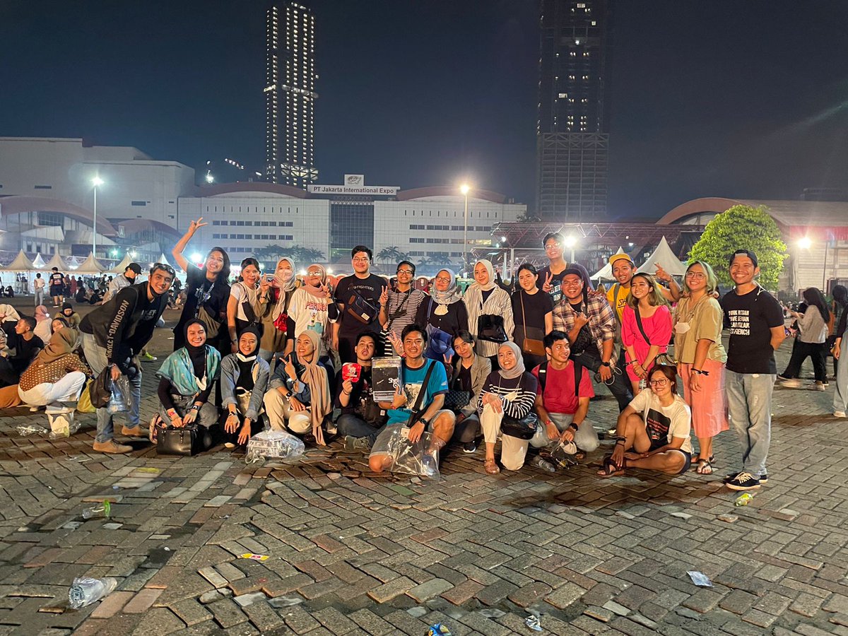 TributeToSheila's tweet photo. #SheilaOn7Day tadi malem. Ada yang nonton juga, ga? Masih belum bisa move on siih ini. Bakalan lama nih post concert syndrome-nya.

 Harusnya sih 7 hari, ya, durasinya 

😊👍🏻 https://t.co/sGiTfZqeRo