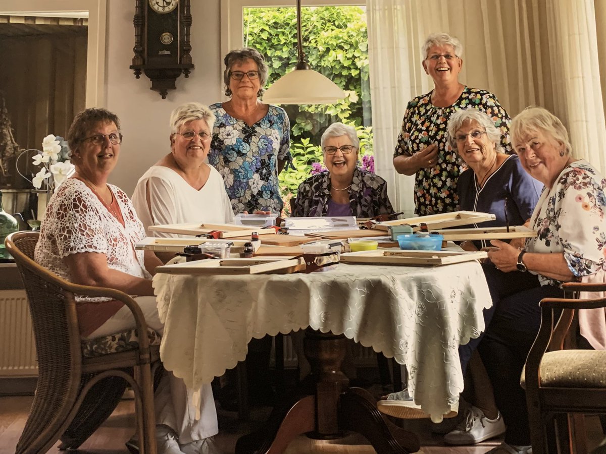 pvdbesselaar's tweet photo. Fascinerende portretten van de borduurgroepen die meewerkten aan de gordijnen voor Paleis Huis ten Bosch @textielmuseum #tilburg #museumtip https://t.co/PSF6u3BrjH