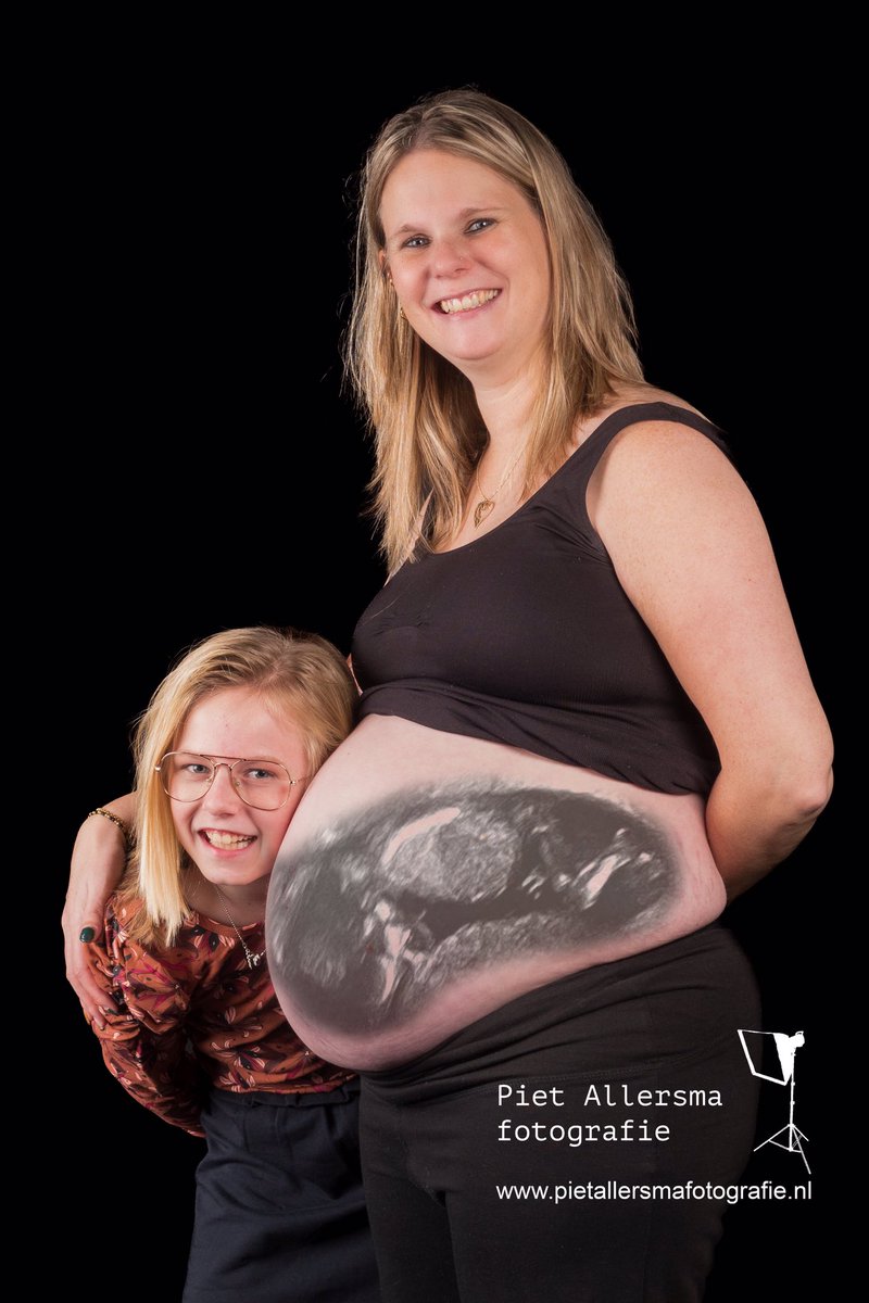 Zwangerscapscontrole in de fotostudio. #zwangerschapsfotografie #studiofotografie #portretfotografie