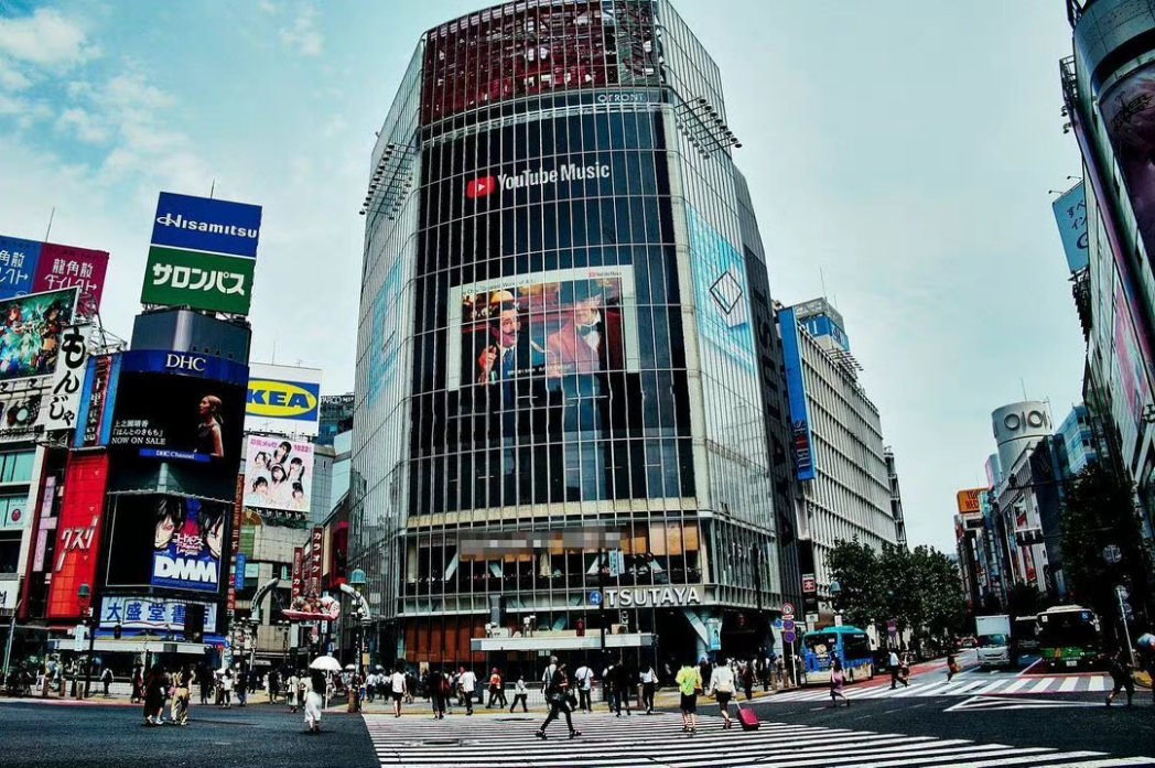 jaychoufans_'s tweet photo. If you look up and see me while you are walking in Shibuya, don’t forget to tag me on IG @/jaychou #greatestworksofart #youtube https://t.co/0dFcq83Y8D https://t.co/SkLcUXGnfg