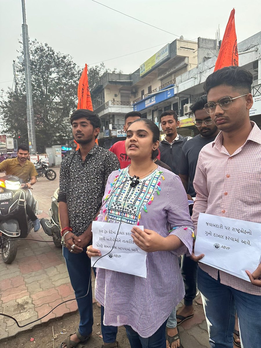 iAshwani_Sharma's tweet photo. गुजरात में पंचायत सेवा पसंदगी मण्डल द्वारा आयोजित जूनियर क्लार्क परीक्षा के पेपरलीक के विरोध में प्रदर्शन करते विविध जिलो के कार्यकर्ता #आनंदम #Paperleak https://t.co/SUjMhcE166