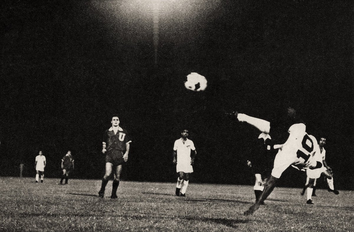 sifup's tweet photo. A un mes de su muerte 

⚽️ PELÉ ETERNO
O Rei: sus 40 goles en Chile
https://t.co/XbRokdrw3M

📝 Por Luis Urrutia O’Nell https://t.co/AEpNzErH4a